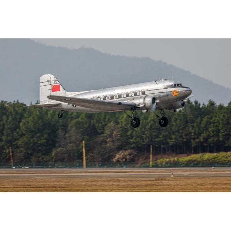 Douglas DC-3 - 1/48 - TRUMPETER 05813