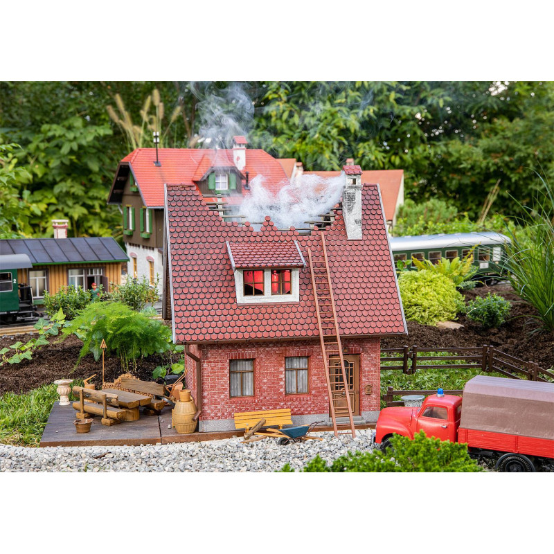 Maison en briques en feu - G 1/22,5 - FALLER 331091