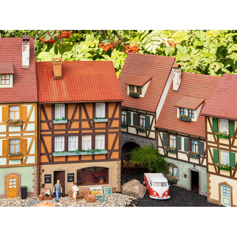 Maison à colombages avec vitrine, modèle en relief - G 1/22,5 - FALLER 331769