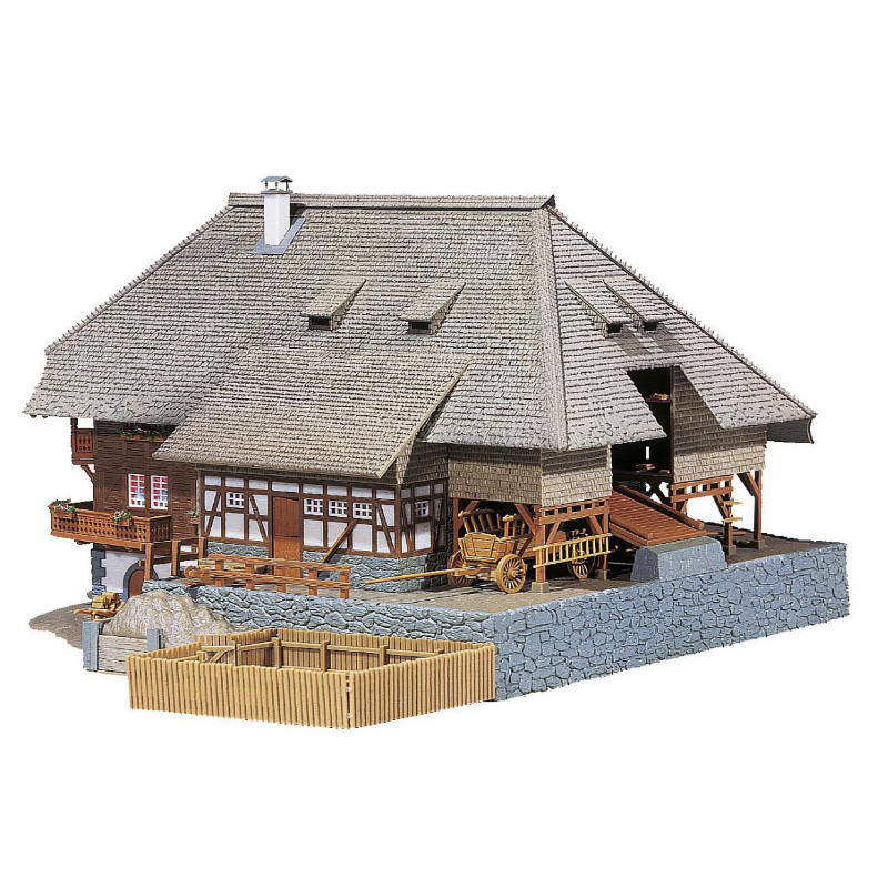 Faller 131324 – Ferme Forêt-Noire – Échelle HO – Maquette Authentique – Toit De Paille, Balcons En Bois, Escalier En Pierre – Fournil Et Fontaine Inclus – Dès 14 Ans