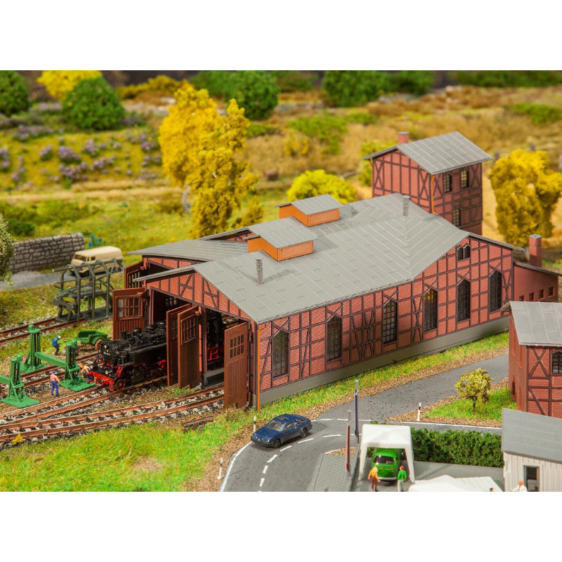 Hangar pour locomotives + accessoires - N 1/160 - Faller 222113