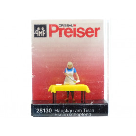 Femme servant le dîner - HO 1/87 - PREISER 28130