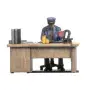 Personnage 3D : fonctionnaire des chemins de fer à son bureau - HO 1/87 - NOCH 10220